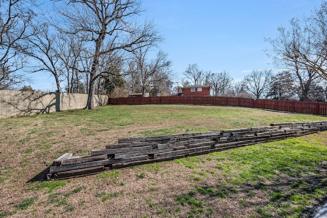 view of yard featuring a fenced backyard