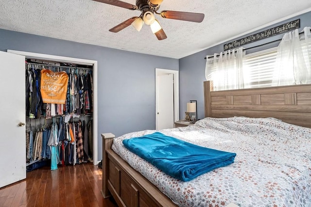 bedroom featuring a closet, dark wood finished floors, a textured ceiling, and ceiling fan