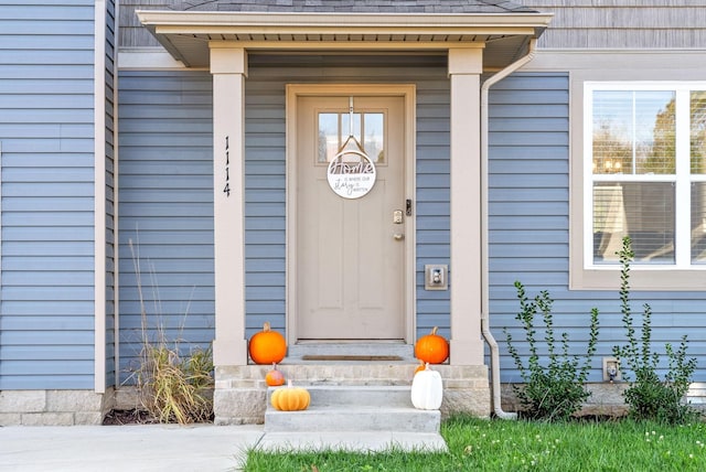 property entrance featuring a shingled roof