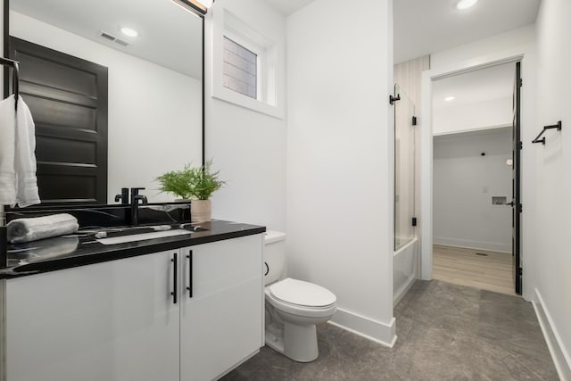 full bath featuring shower / bath combination with glass door, visible vents, toilet, vanity, and baseboards