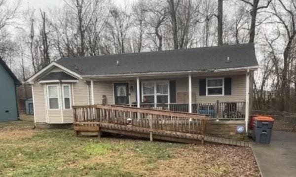 view of front of property with a front lawn