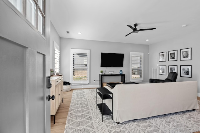 living room featuring recessed lighting, visible vents, light wood-style floors, ceiling fan, and baseboards