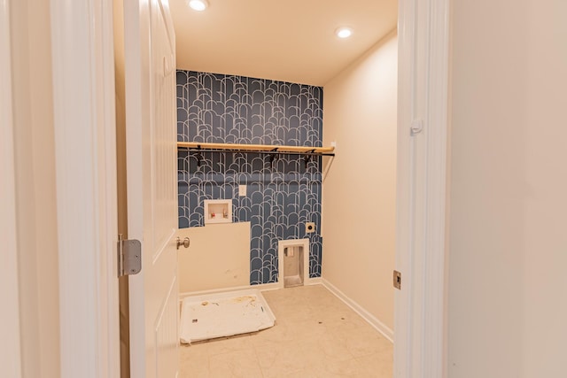 bathroom with an accent wall, recessed lighting, baseboards, and wallpapered walls