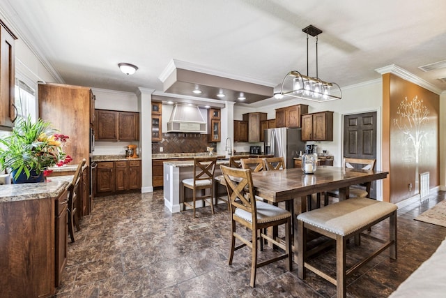 dining area featuring baseboards, visible vents, and ornamental molding