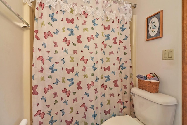 full bathroom featuring toilet and a shower with curtain