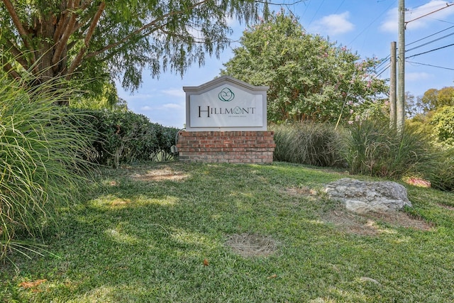 community / neighborhood sign with a lawn