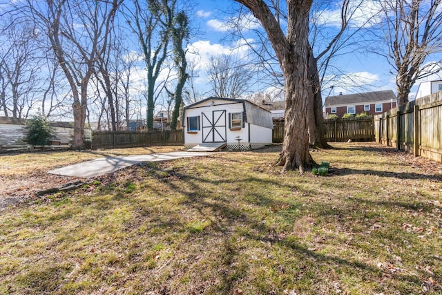 view of yard featuring a fenced backyard and an outdoor structure