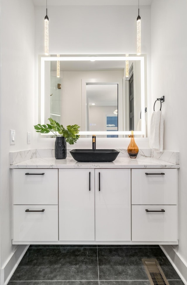 full bathroom featuring visible vents, vanity, and baseboards
