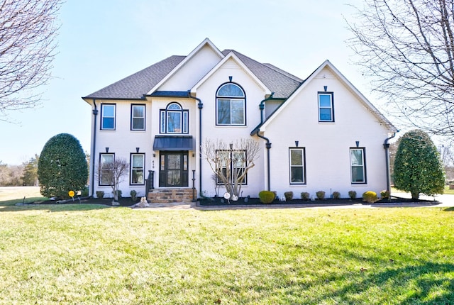 view of front of property featuring a front lawn