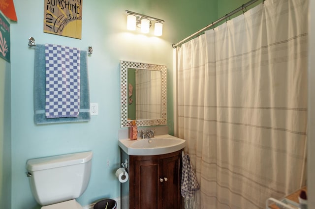 full bathroom with a shower with curtain, vanity, and toilet