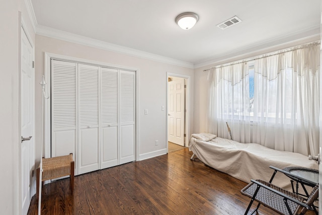 living area with dark wood-style flooring, visible vents, crown molding, and baseboards