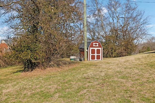 view of yard with a shed and an outdoor structure