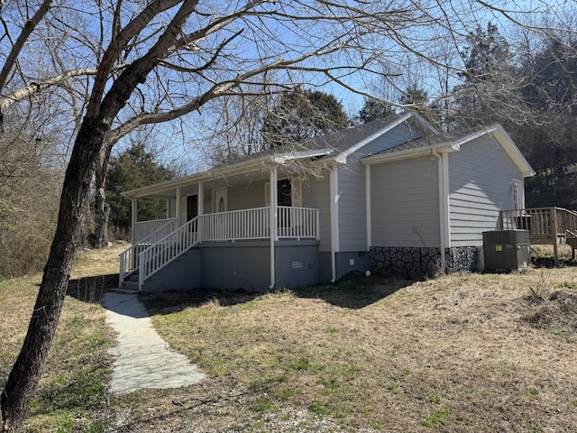 view of front facade featuring crawl space and covered porch