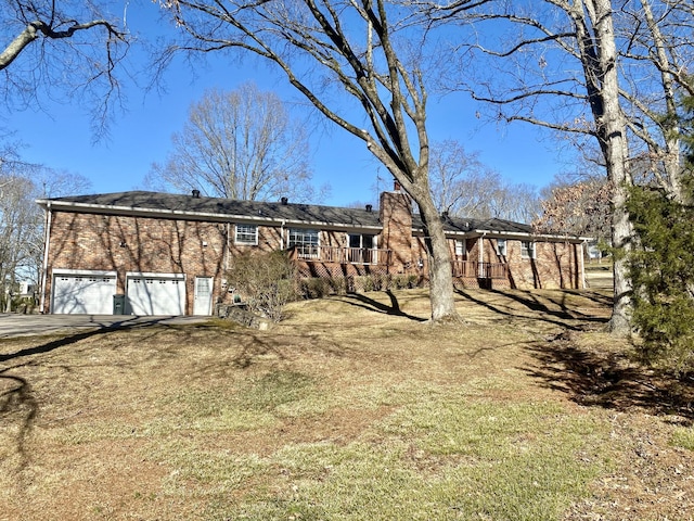 view of front of property featuring a garage, driveway, and a front yard