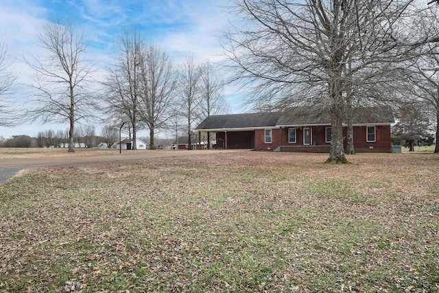 view of front of home with an attached carport and a front yard