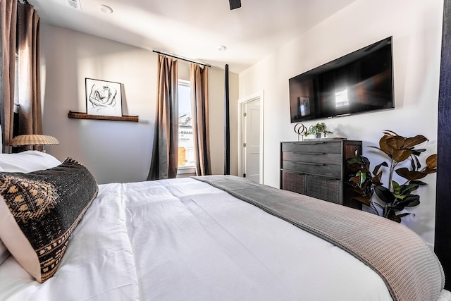 bedroom with ceiling fan