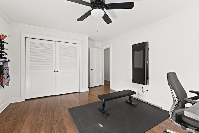 workout area with dark wood-type flooring, ornamental molding, baseboards, and ceiling fan