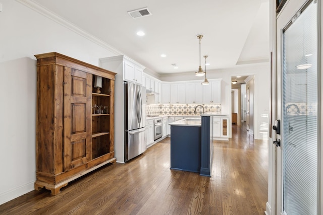 kitchen featuring visible vents, appliances with stainless steel finishes, dark wood-style flooring, light countertops, and white cabinetry