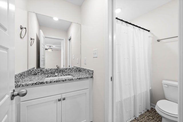 full bath featuring a ceiling fan, shower / tub combo, vanity, and toilet