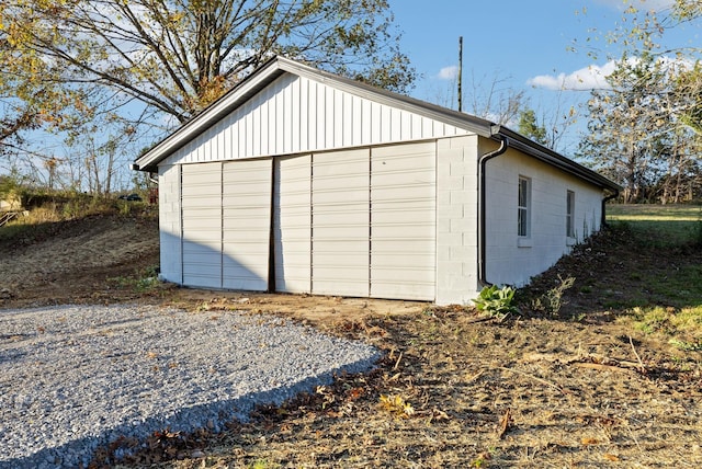 view of outdoor structure with an outbuilding