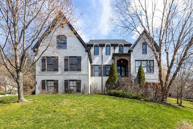 view of front facade featuring a front yard