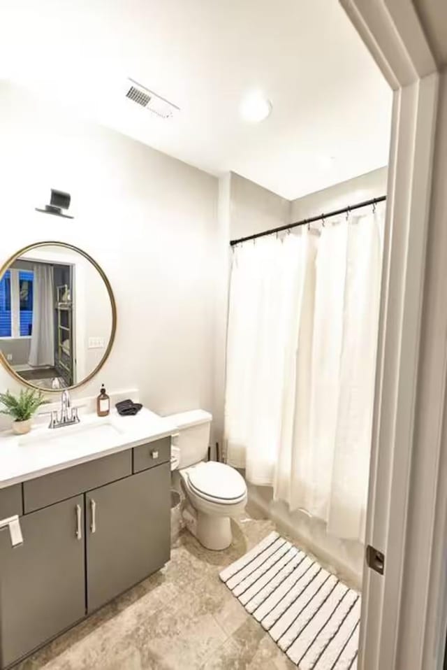 full bathroom with toilet, shower / bathtub combination with curtain, visible vents, and vanity