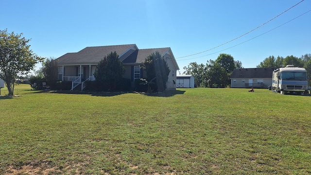 view of yard featuring a shed