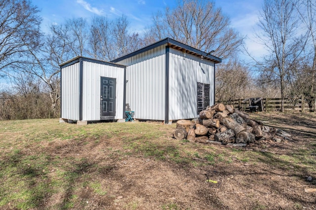 view of outdoor structure with an outbuilding