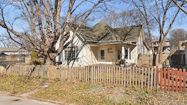 view of front of house featuring a fenced front yard