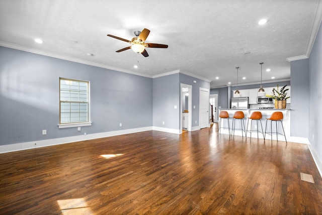 living area featuring dark wood-style floors, ceiling fan, crown molding, and baseboards