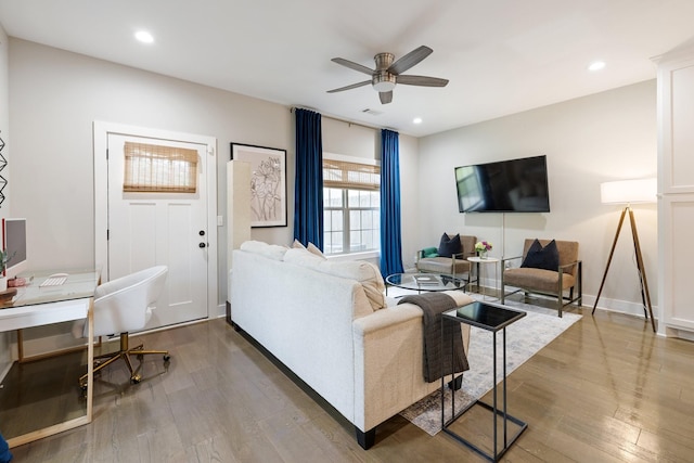 living area with baseboards, visible vents, a ceiling fan, wood finished floors, and recessed lighting