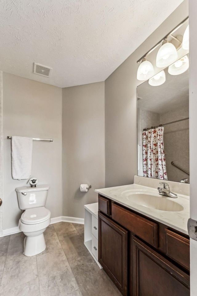 full bathroom with a textured ceiling, toilet, a shower with shower curtain, visible vents, and vanity