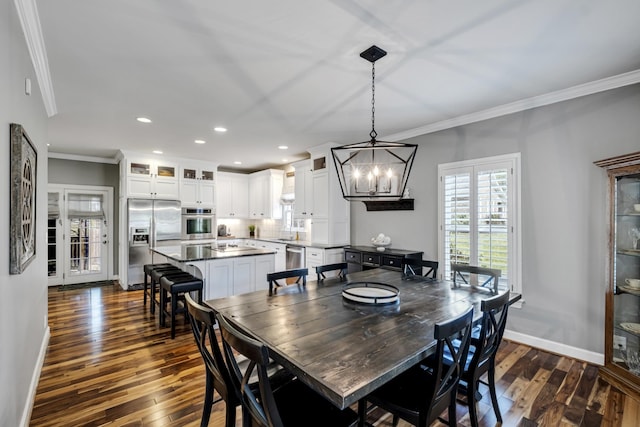 dining area with dark wood-style floors, baseboards, ornamental molding, and recessed lighting