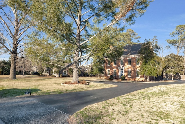 view of front facade with a front lawn