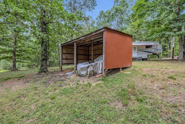 view of pole building featuring a carport and a yard