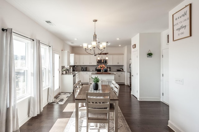 dining room with baseboards, visible vents, dark wood-style flooring, an inviting chandelier, and recessed lighting