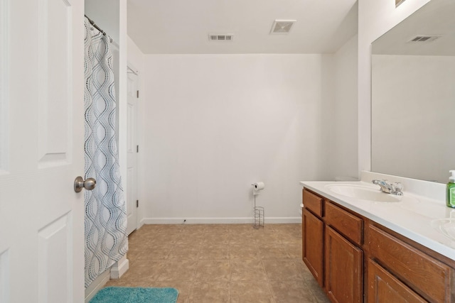 full bathroom featuring visible vents, vanity, and baseboards