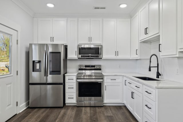 kitchen with dark wood-style flooring, a sink, visible vents, white cabinetry, and appliances with stainless steel finishes