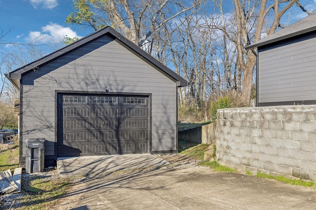 view of outdoor structure with an outbuilding