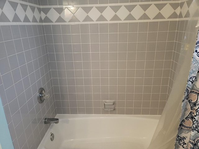 full bathroom featuring shower / bath combo with shower curtain