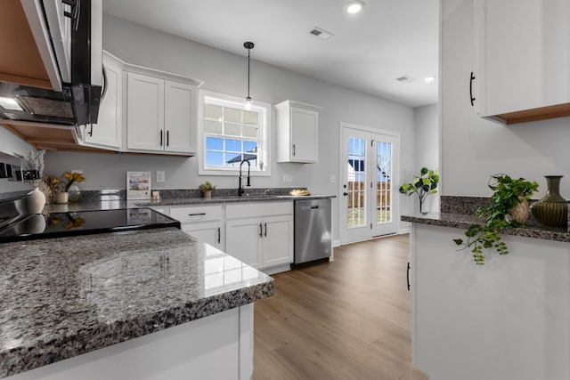 kitchen featuring light wood finished floors, white cabinetry, visible vents, and stainless steel appliances