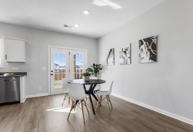 dining space with baseboards, visible vents, dark wood-style flooring, and recessed lighting