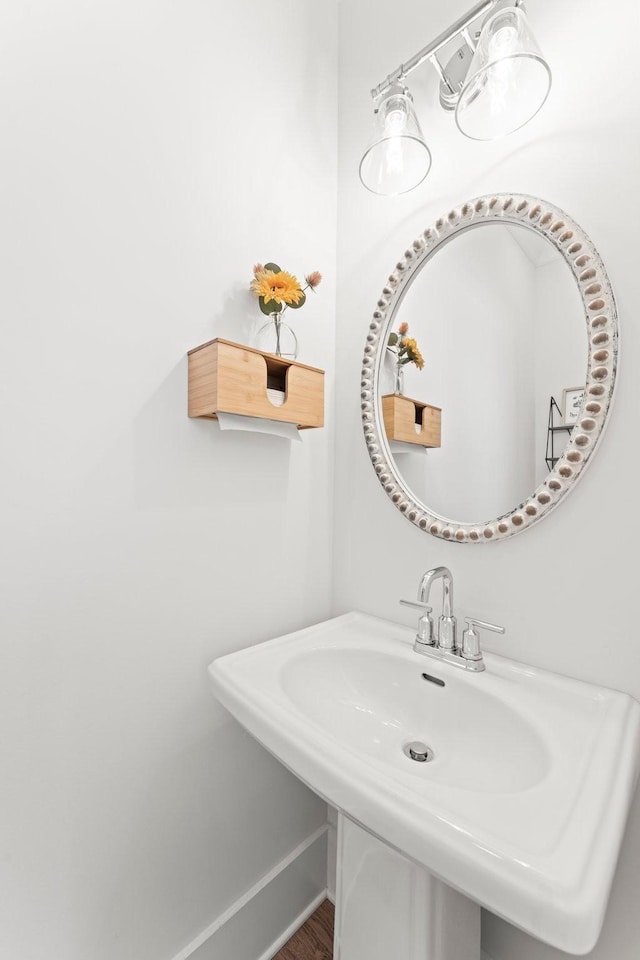 bathroom featuring a sink and baseboards