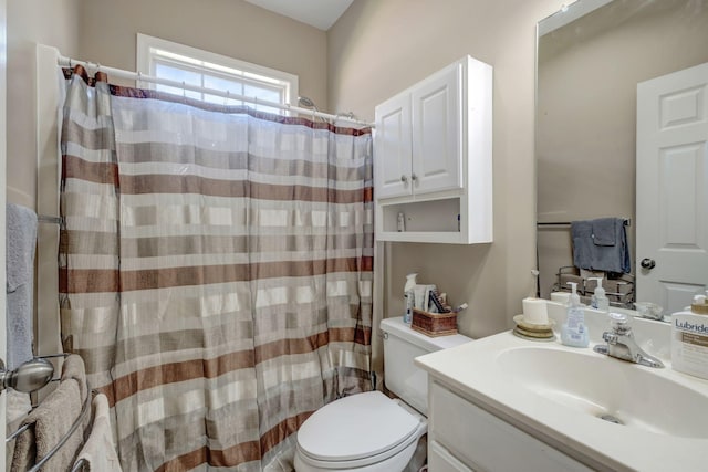 full bath with toilet, curtained shower, and vanity