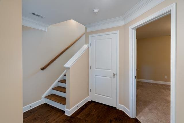 staircase featuring visible vents, crown molding, and baseboards