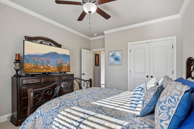 bedroom featuring a ceiling fan, baseboards, ornamental molding, and a closet