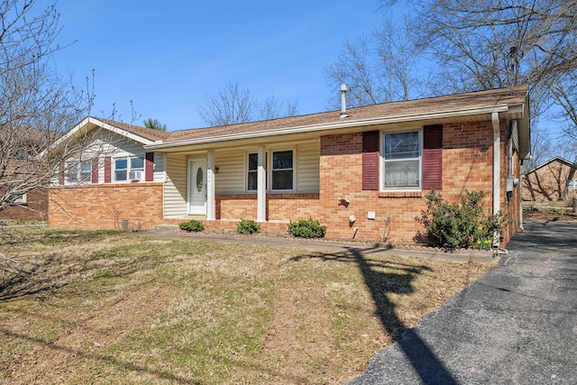 ranch-style home with crawl space, a front lawn, and brick siding