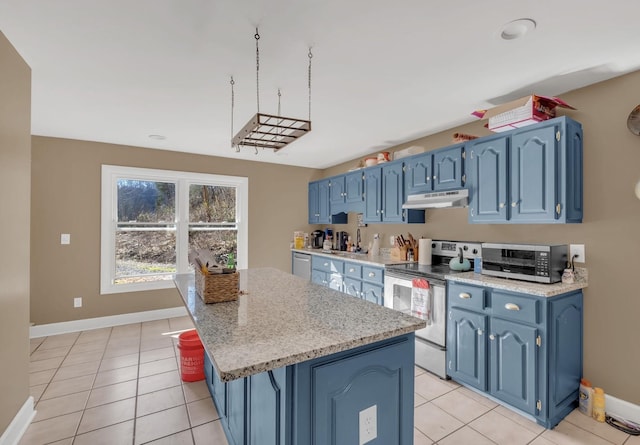 kitchen featuring appliances with stainless steel finishes, a sink, under cabinet range hood, and blue cabinetry