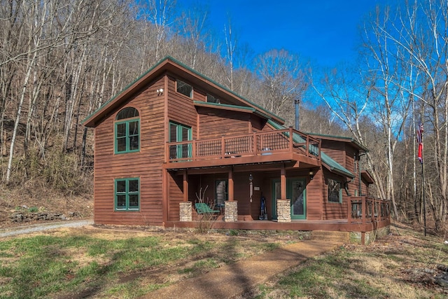 view of front of house featuring covered porch and a front lawn