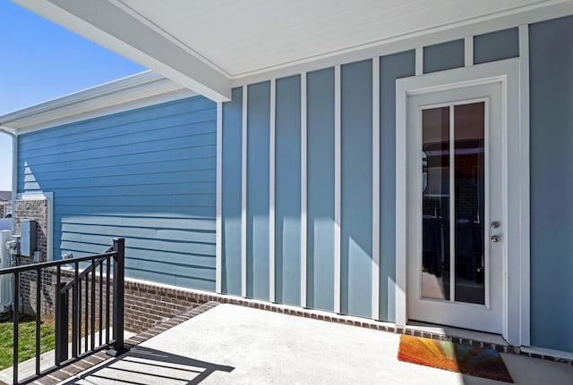 property entrance featuring a balcony